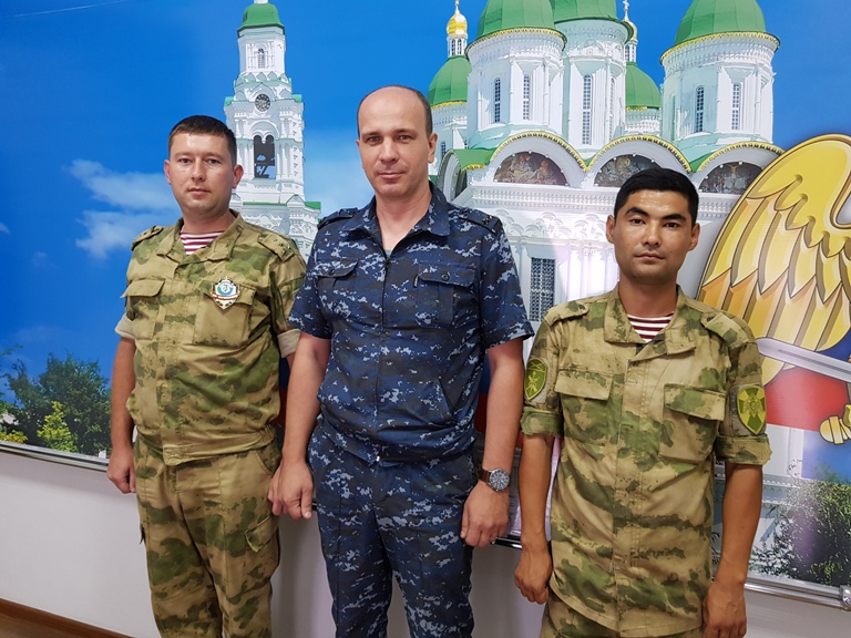 В Астрахани сотрудники Росгвардии спасли пенсионерку с гипертоническим кризом