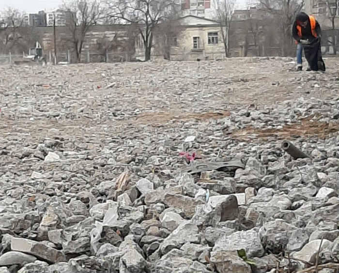 Администрация Астрахани опровергла слух о том, что дорогу к понтону подсыпают обломками надгробий