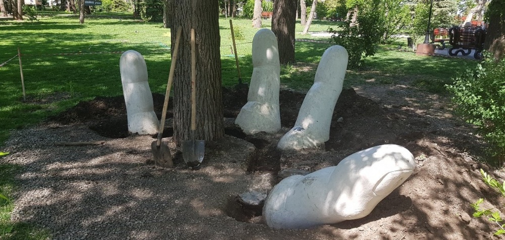 В Братском саду убирают памятник-пальцы