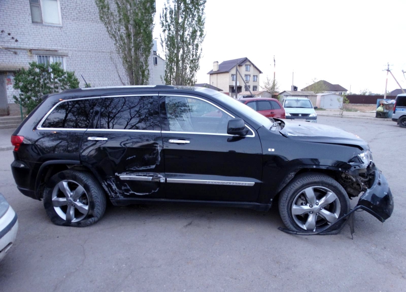 В Астрахани иномарка протаранила три дорожных знака и скрылась