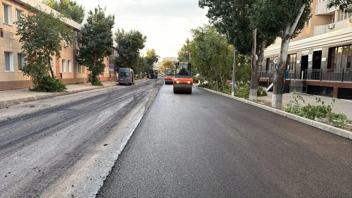 В Астрахани дорожники укатывают финишный слой асфальта на улице Костина