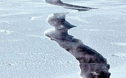 В Астраханской области лодку рыбака зажало льдинами