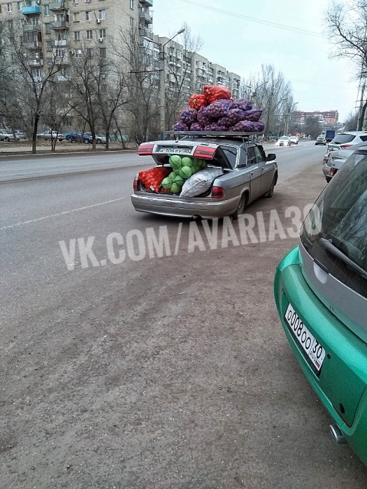 Фото дня: по Астрахани разъезжает набитая провизией 