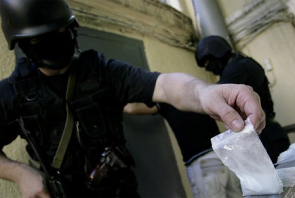  В Астрахани за контрабанду героина будут судить наркополицейского 