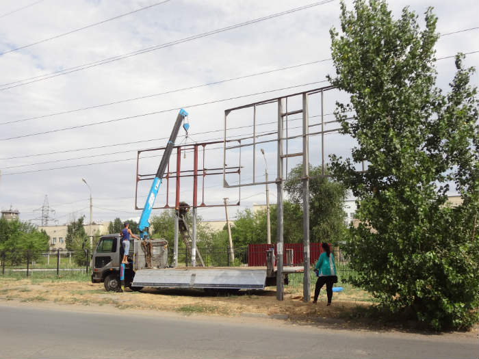 Борьба с незаконной рекламой в Астрахани продолжается