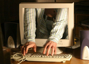 Астраханец отомстил экс-подружке через интернет