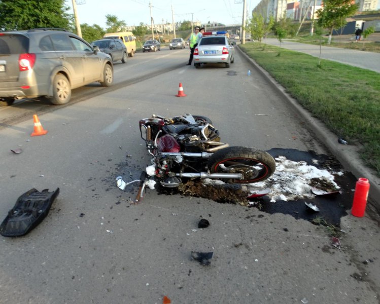 В Астрахани столкнулись легковушка и мотоцикл 