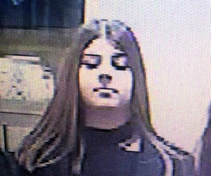 Астраханская полиция разыскивает девушку, подозреваемую в краже денег из банкомата