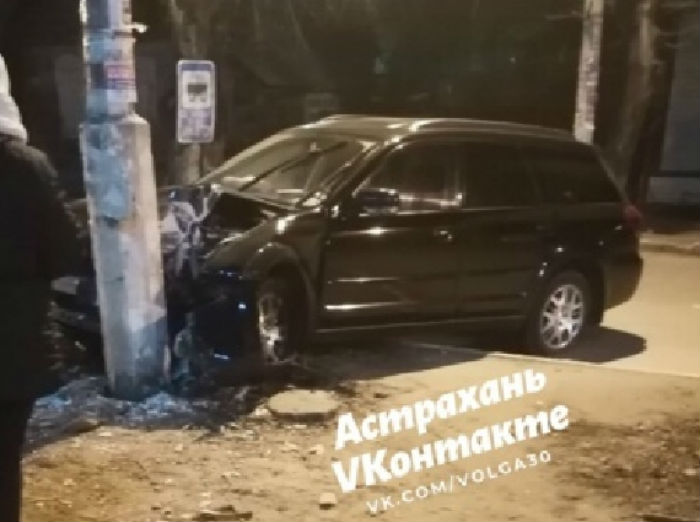 Ночью в Астрахани иномарка проиграла битву со столбом