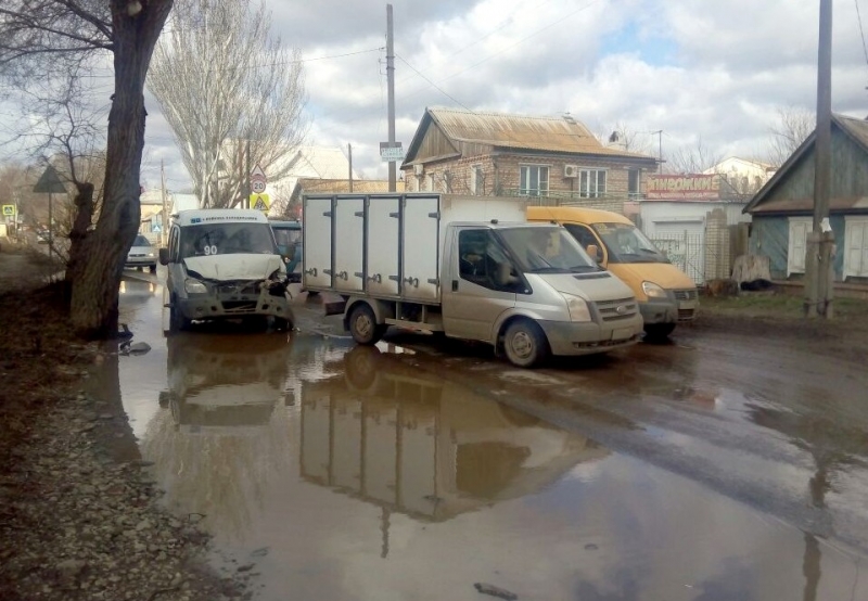 В Астрахани столкнулись маршрутка и грузовик: трое пострадавших