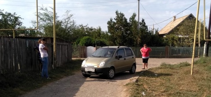 Под Астраханью автоледи сбила женщину у ее дома