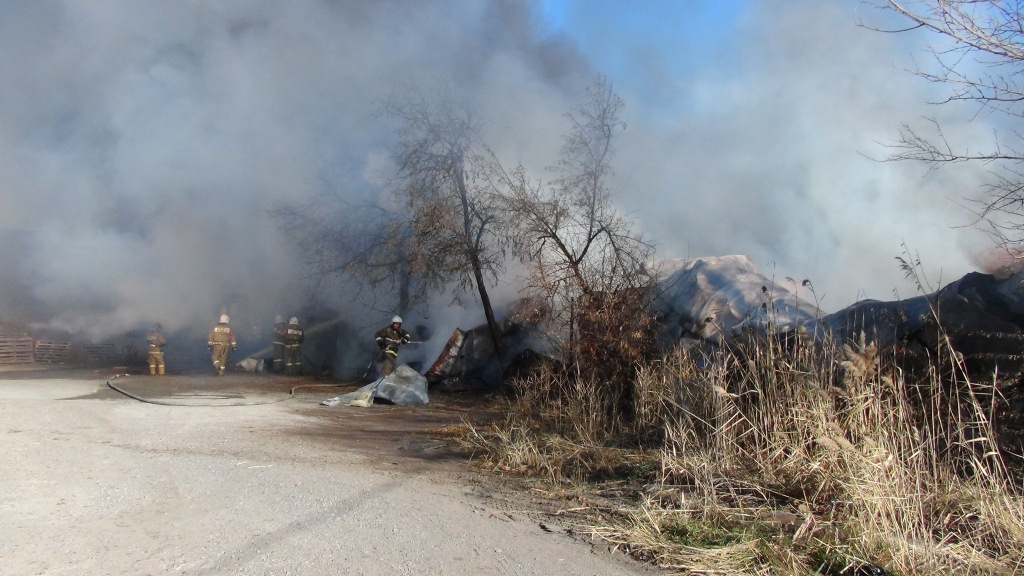 В Астрахани произошел крупный пожар: сгорел и обрушился склад на площади 1000 кв.м. (ОБНОВЛЕНО!)