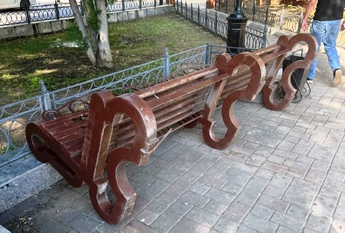 В Астрахани варвары сломали несколько новых урн и лавочек и обломали молодые деревья