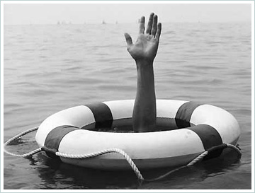 Астраханские полицейские спасли тонущего мужчину