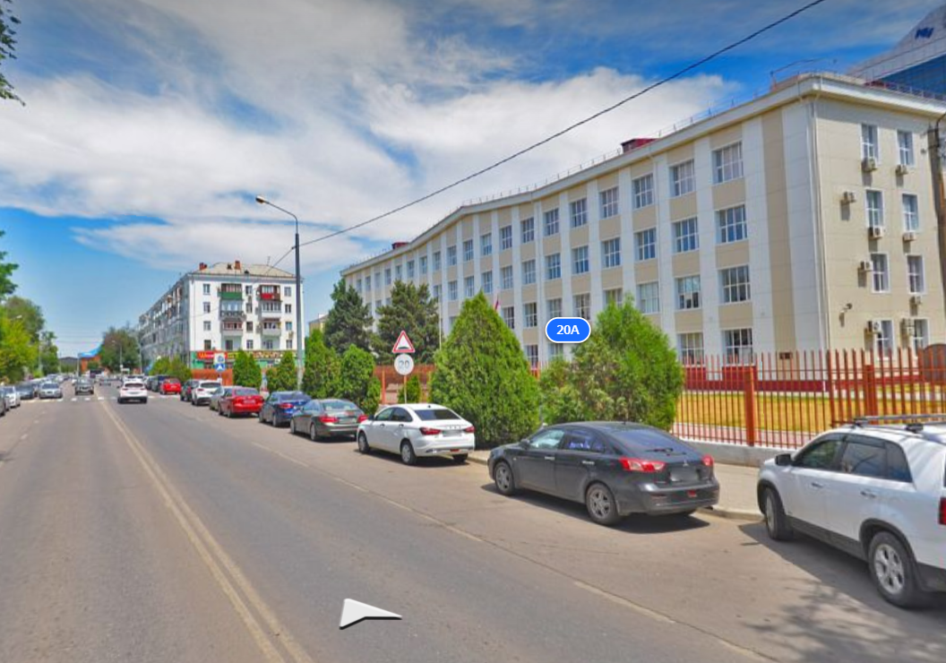 Напротив АГУ в Астрахани запретили парковку