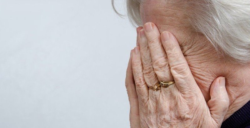 Жестокое избиение пережила пожилая астраханка, пытаясь сберечь отложенную пенсию