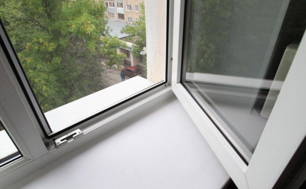В Астрахани из окна выпал мужчина и разбился насмерть