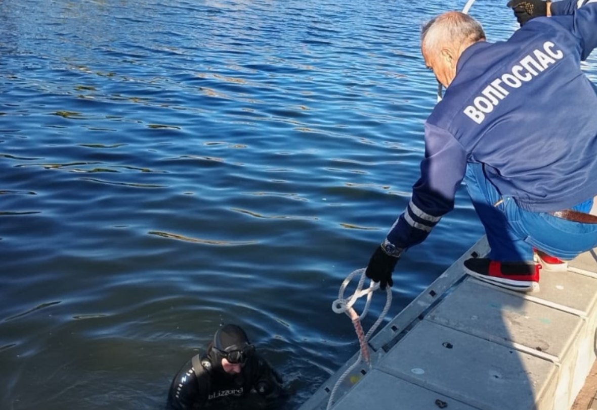 В Астрахани из городского канала извлекли тело мужчины