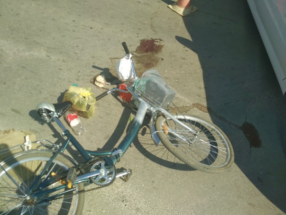 Под Астраханью сбили 70-летнюю велосипедистку. У пострадавшей множество травм