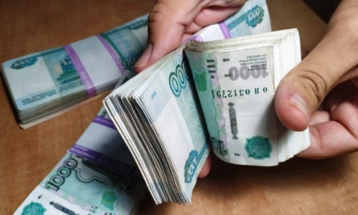 В Астрахани после вмешательства следкома работнице выплатили зарплату почти за два года