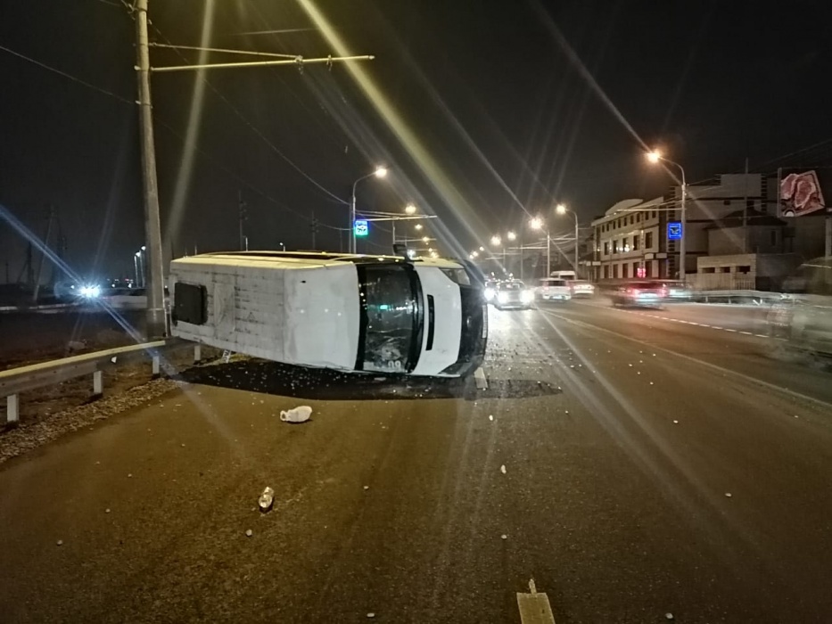 Кадры аварии с перевернувшейся маршруткой на Аэропортовском шоссе в Астрахани