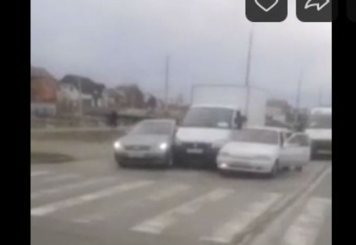 В Астрахани три машины нежно обнялись и прижались друг к другу