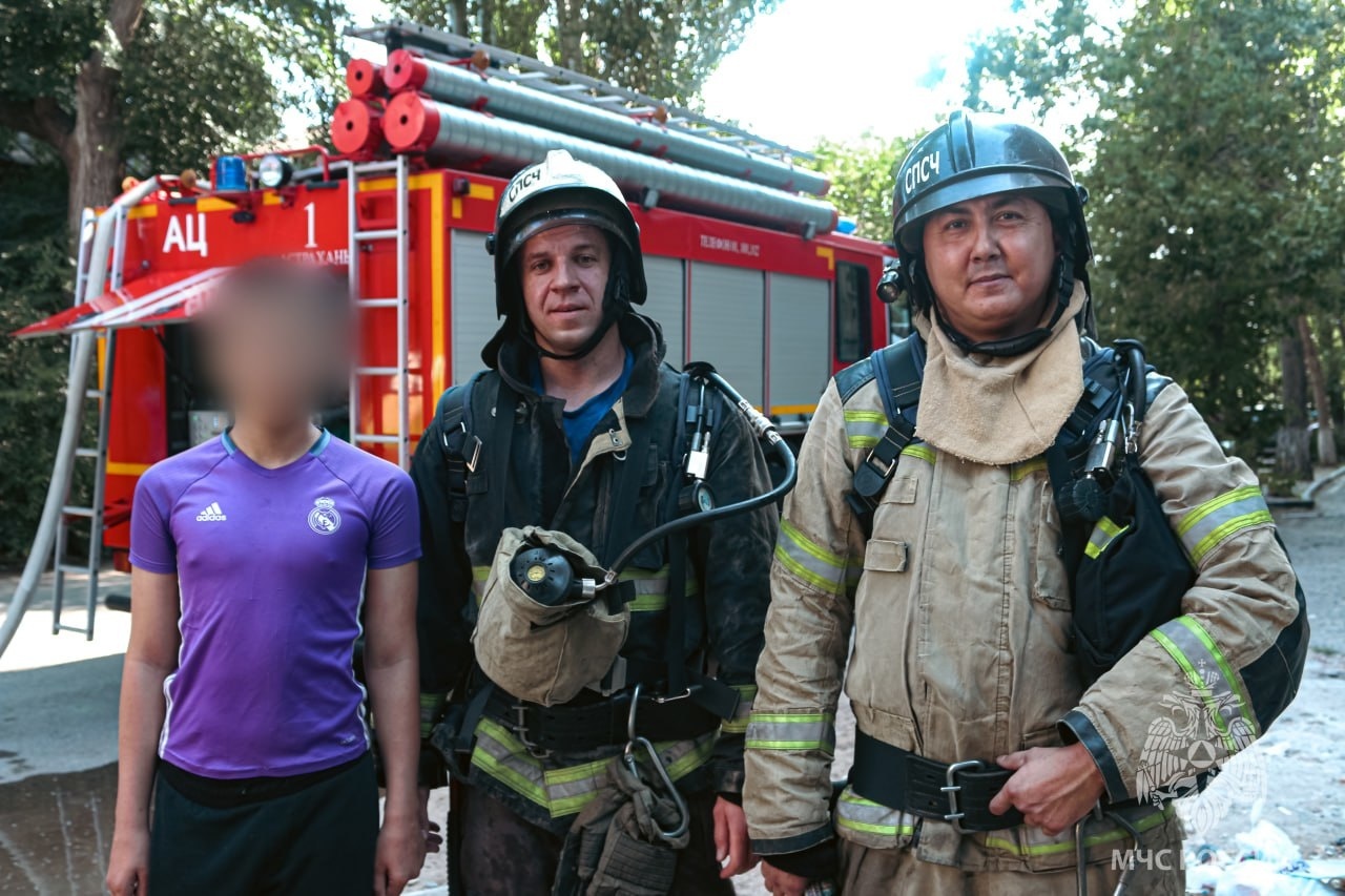 Астраханские спасатели обнаружили в горящем доме спящего подростка