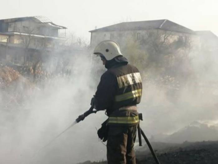 В Астрахани огонь уничтожил 800 квадратных метров камыша