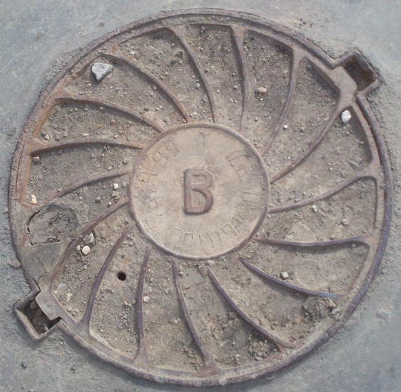 С трех улиц Астрахани менее, чем за сутки украли 10 крышек люков