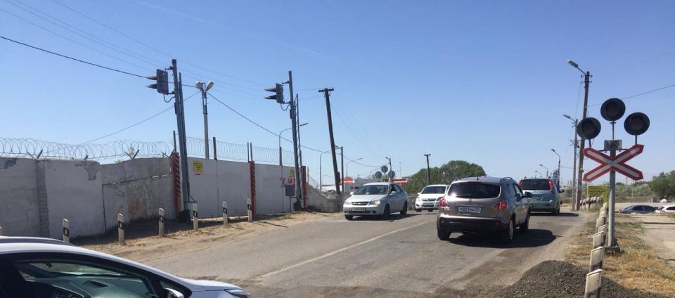 Сегодня вечером в Астрахани перекроют движение по переезду на площади Заводской