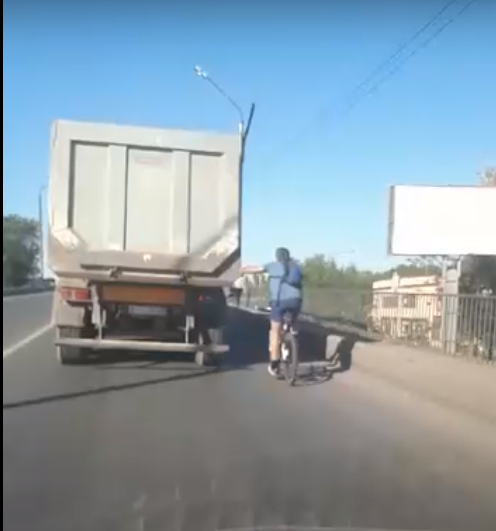 Астраханцы запечатлели на мосту бессмертного велосипедиста. ВИДЕО