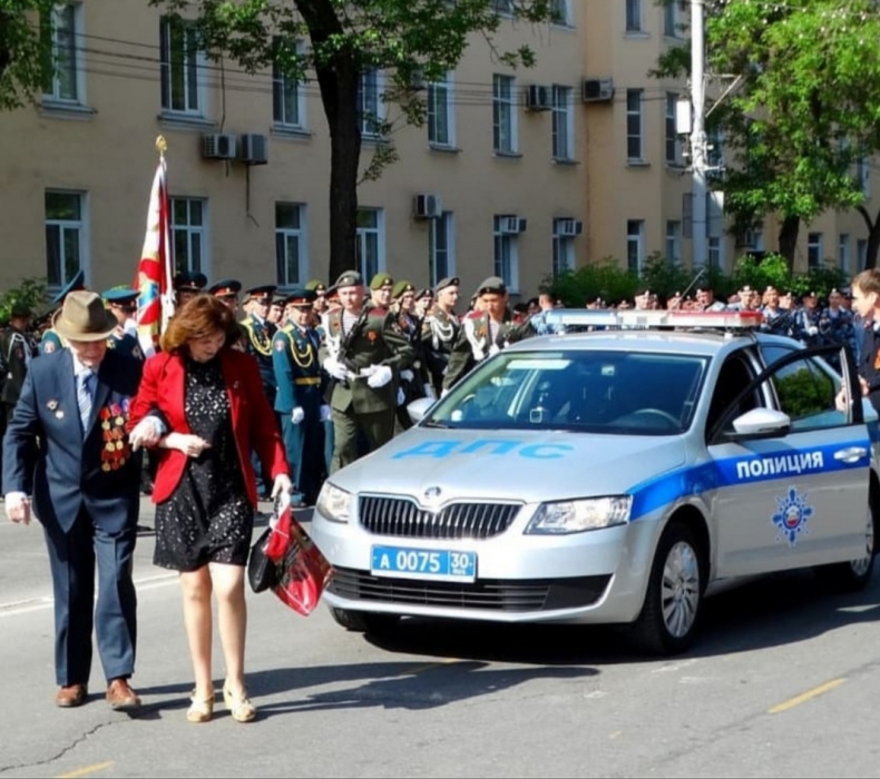 В Астрахани ветеран не мог добраться до парада, если бы не полицейский