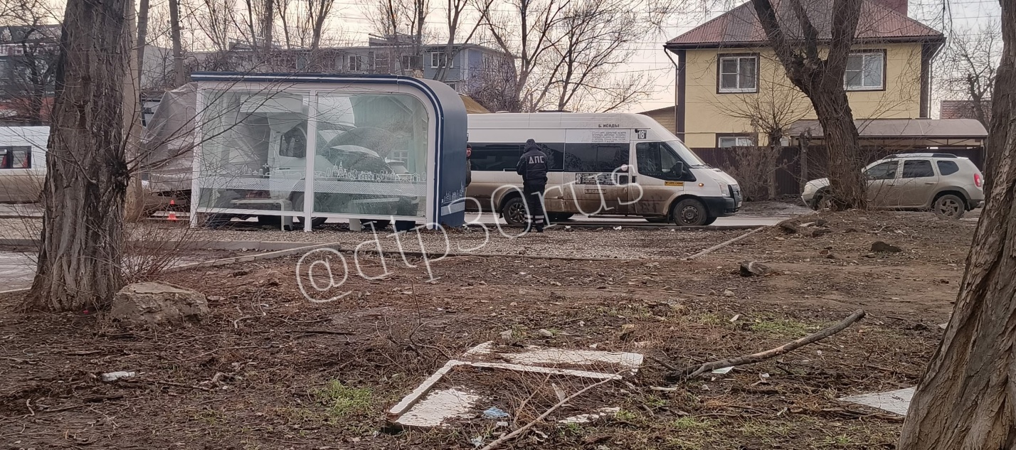В Астрахани «газель» врезалась в новую остановку