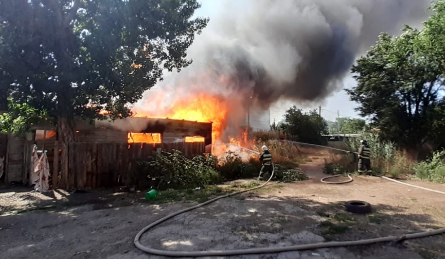 В Астрахани у ТЦ «Алимпик» и «ВАСТОРГ» полыхает пожар, видео