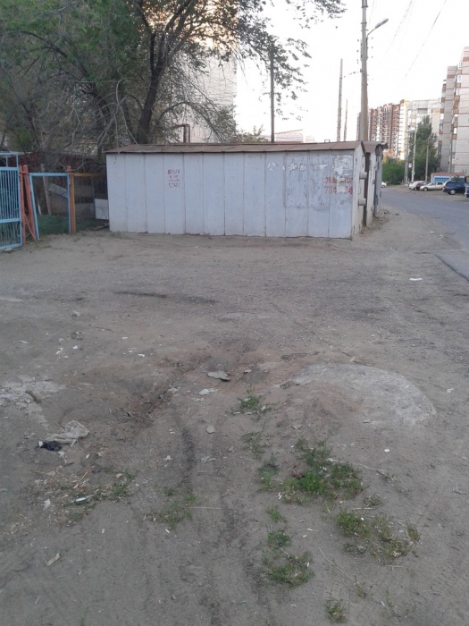 Астраханцы жалуются на незаконный гараж