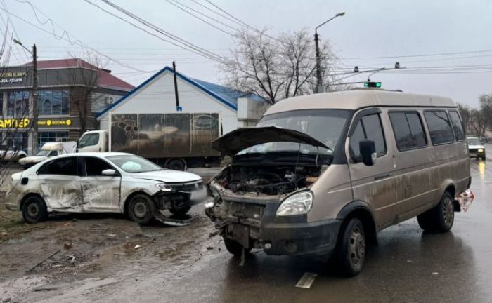 В Астрахани иномарка врезалась в маршрутку – пострадали трое несовершеннолетних 