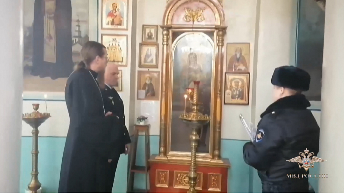 ﻿Астраханские полицейские вернули в храм украденные пожертвования 