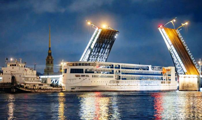 Недостроенный в Астрахани круизный лайнер прибыл в Петербург