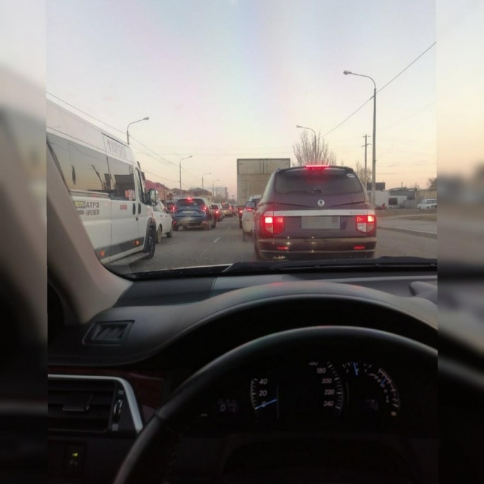 Астраханцы встали в мертвую пробку на Боевой