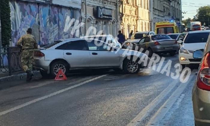 Виноват Яндекс-таксист: подробности массовой аварии в центре Астрахани