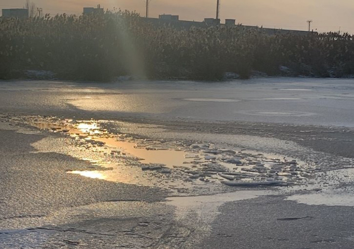 В Астрахани на Кутуме рыбак провалился под лед
