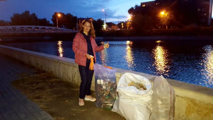 Астраханка собирает мусор по городу, чтобы «перезагрузиться»: видео