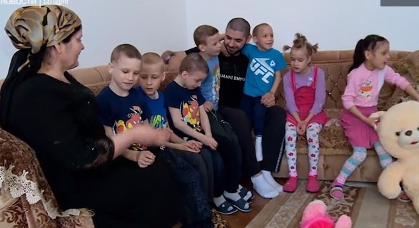 Дагестанка усыновила восьмерых астраханских детей с инвалидностью