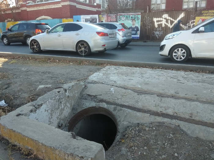 В центре Астрахани обнаружили опасный колодец