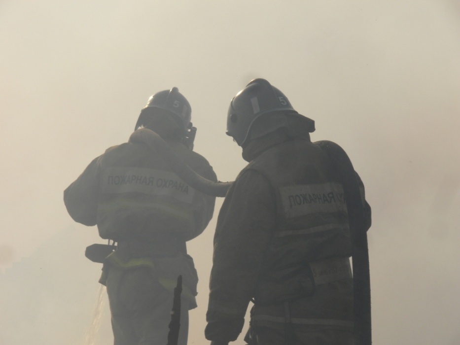 В Астрахани неизвестный спалил склад