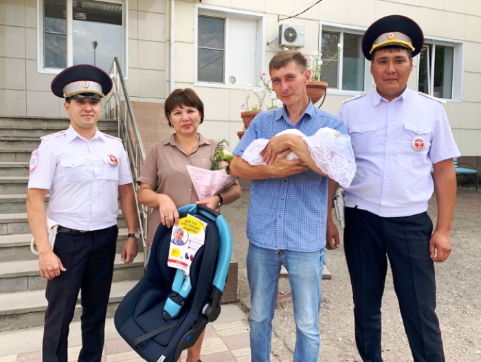 В Астрахани патруль ДПС взял роженицу из горевшей скорой и вовремя доставил в роддом