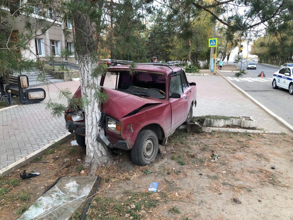 Астраханцу стало плохо за рулем: машина протаранила дерево