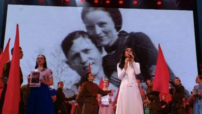 Скандал в Кремлевском дворце: кто ответит за фотографию Бонни и Клайда на праздничном концерте 