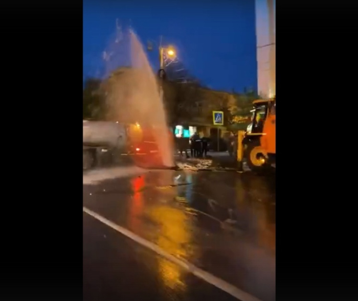 В центре Астрахани из-под асфальта забил фонтан: видео