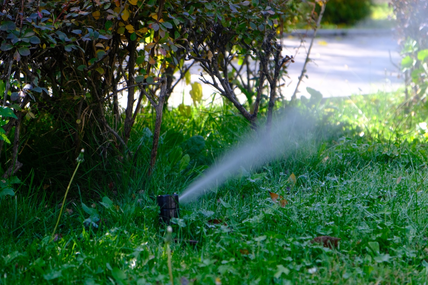 В Астрахани продувают поливочные водопроводы